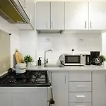 Cozy 2-Bedroom Retreat In The Heart Of History