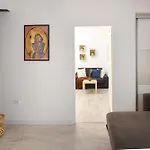 Cozy 2-Bedroom Retreat In The Heart Of History